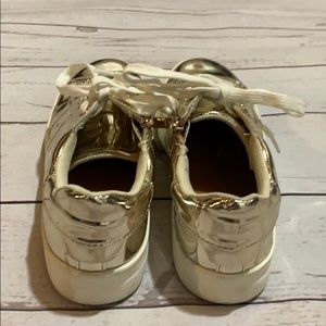 girls gold tennis shoes